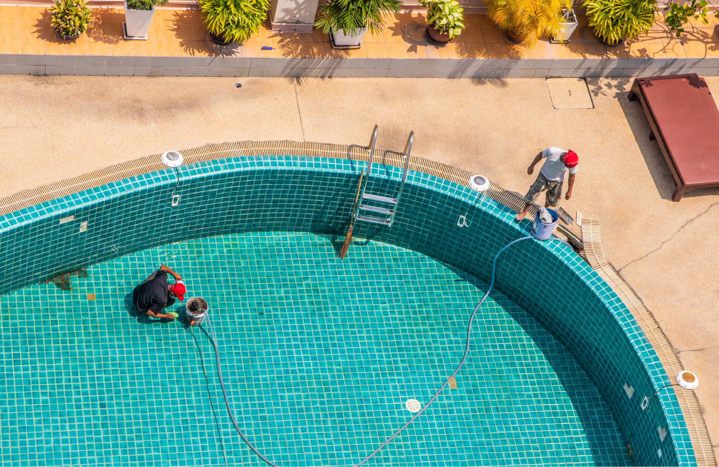 Custom Swimming Pool Builders for Luxury Outdoor Living